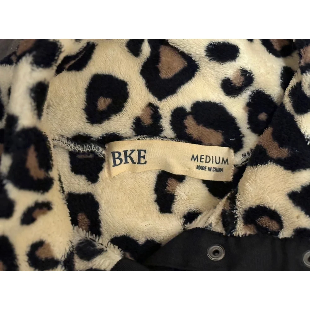 BKE Women’s Leopard Print Fleece Pullover Snap Neck Sweatshirt Medium - Picture 8 of 8